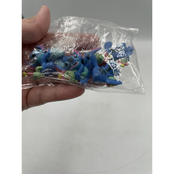 Disney Lilo and Stitch Scrum lot of 6 2cm Mini Action Figures PVC Toys SEALED - Picture 3 of 4